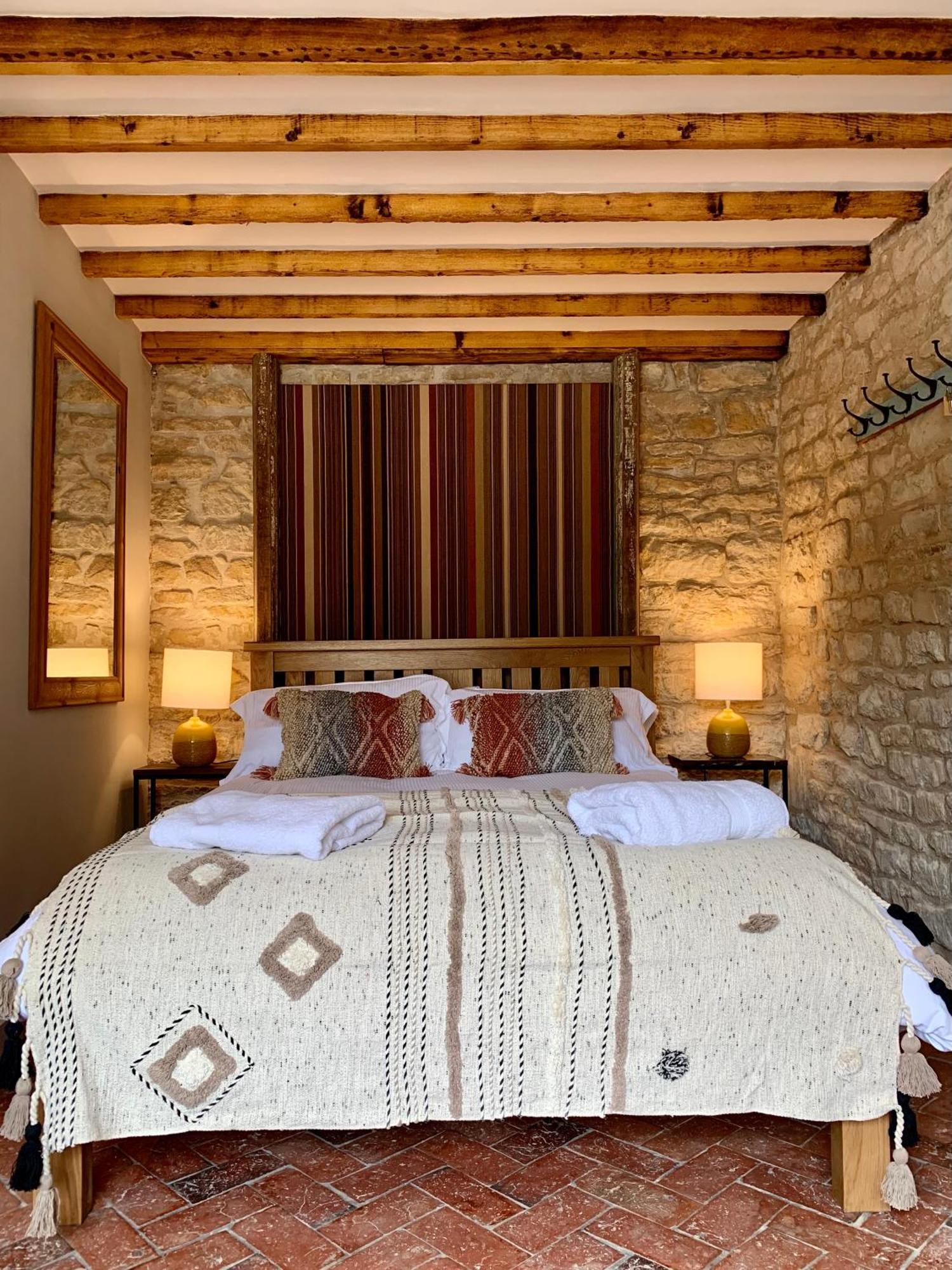Апартаменти The Coach House And The Stable Woodchester Номер фото